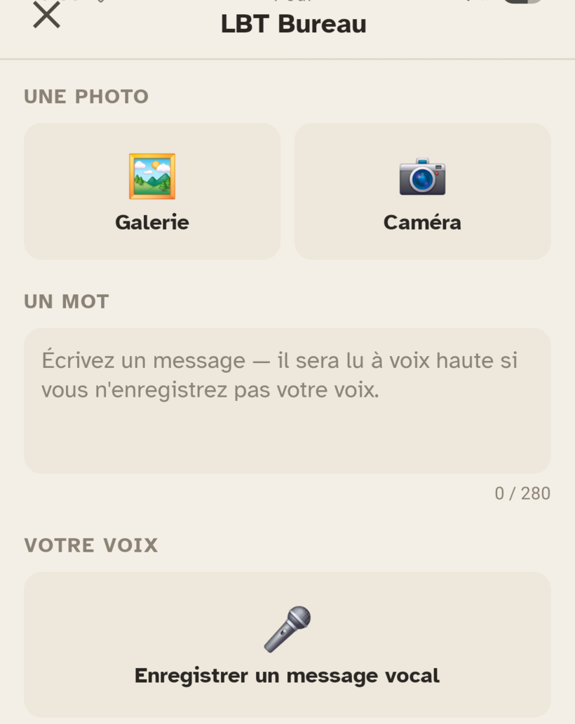 L'écran d'envoi d'Ally Companion : le choix de la photo, le champ du message, et le bouton pour enregistrer la voix.