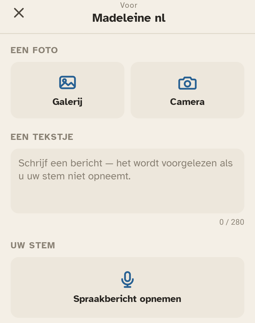 Het verzendscherm van Ally Companion: de keuze van de foto, het berichtveld, en de knop om de stem op te nemen.