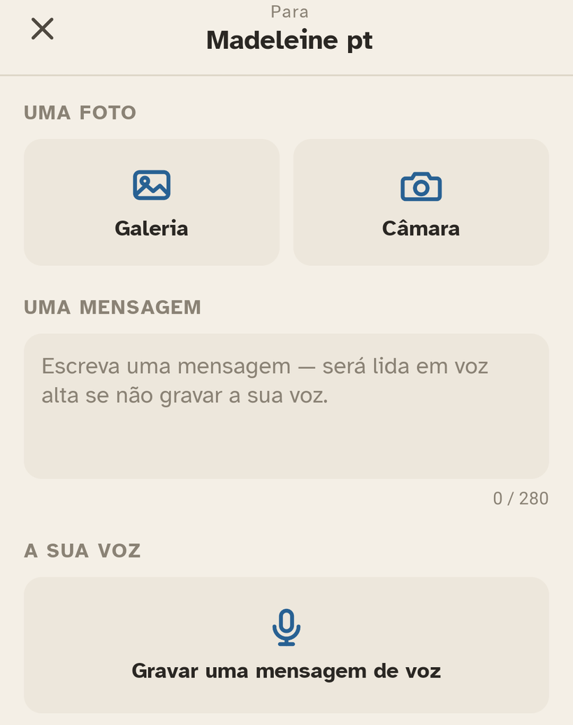 O ecrã de envio do Ally Companion: a escolha da fotografia, o campo da mensagem, e o botão para gravar a voz.